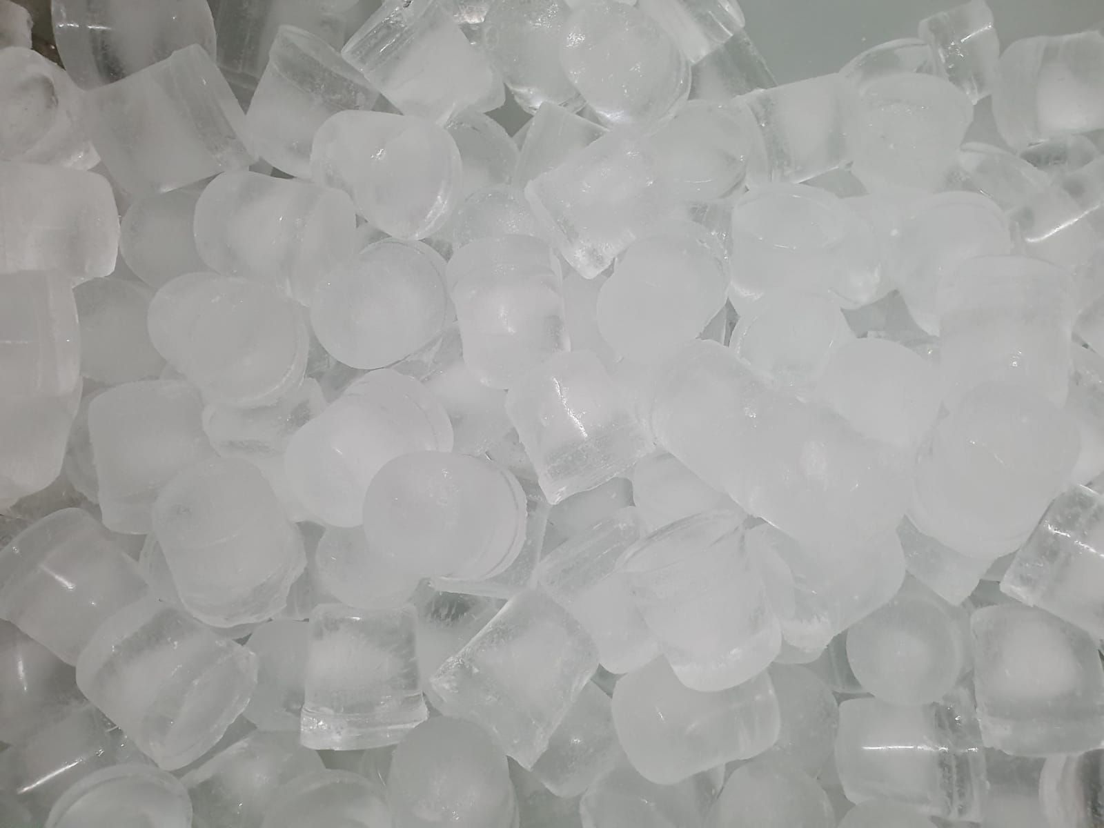 Una pila de cubitos de hielo colocados uno encima del otro sobre una mesa.