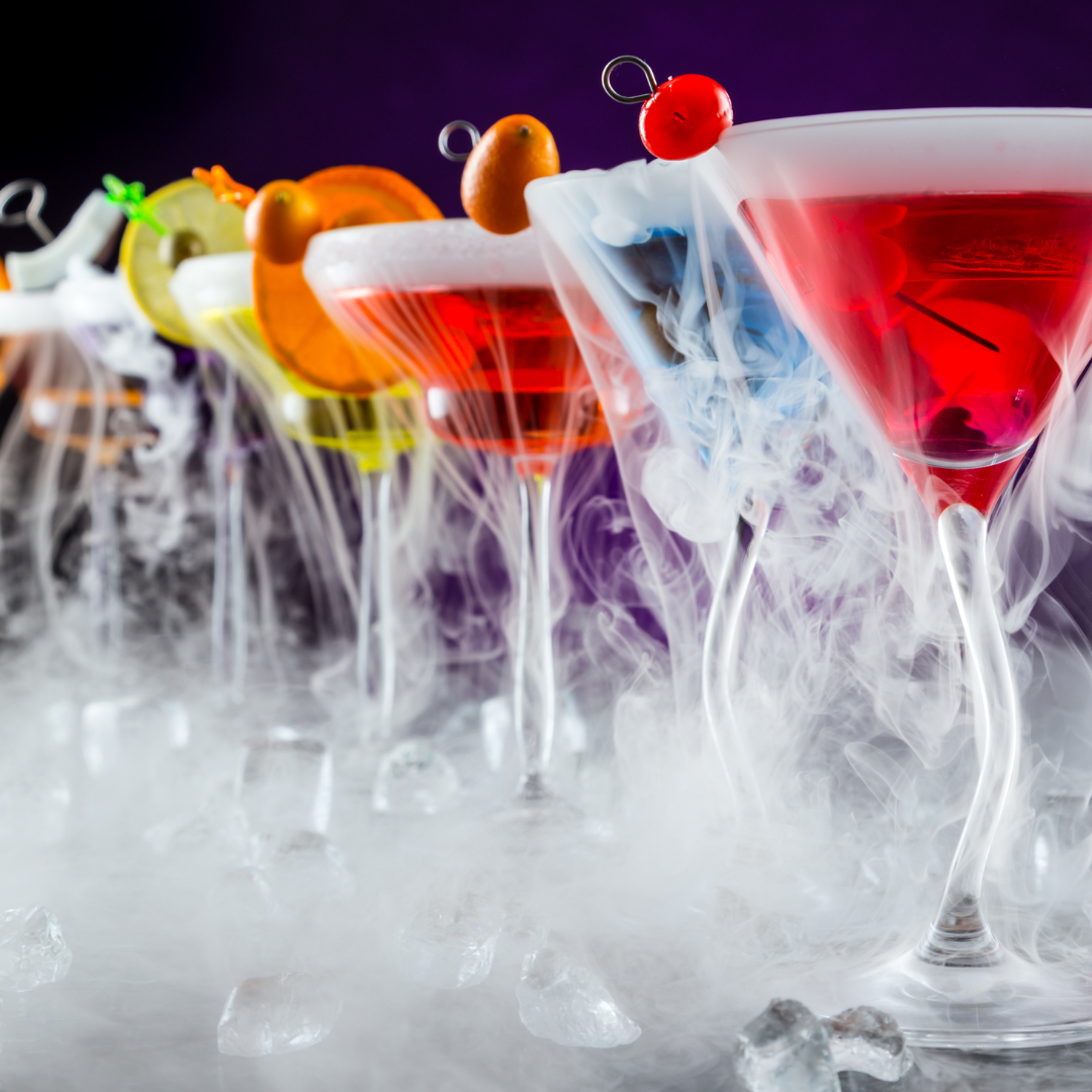 Una fila de copas de martini con humo saliendo de ellas.