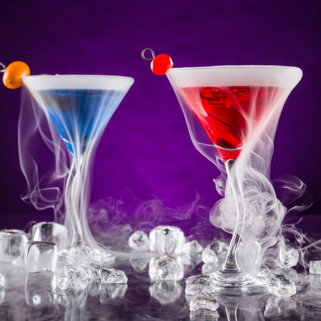 Dos copas de martini con humo saliendo de ellas