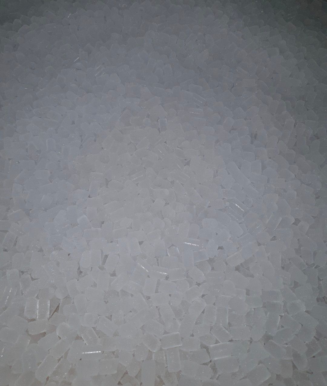 Un primer plano de una pila de cubitos de hielo sobre una mesa.