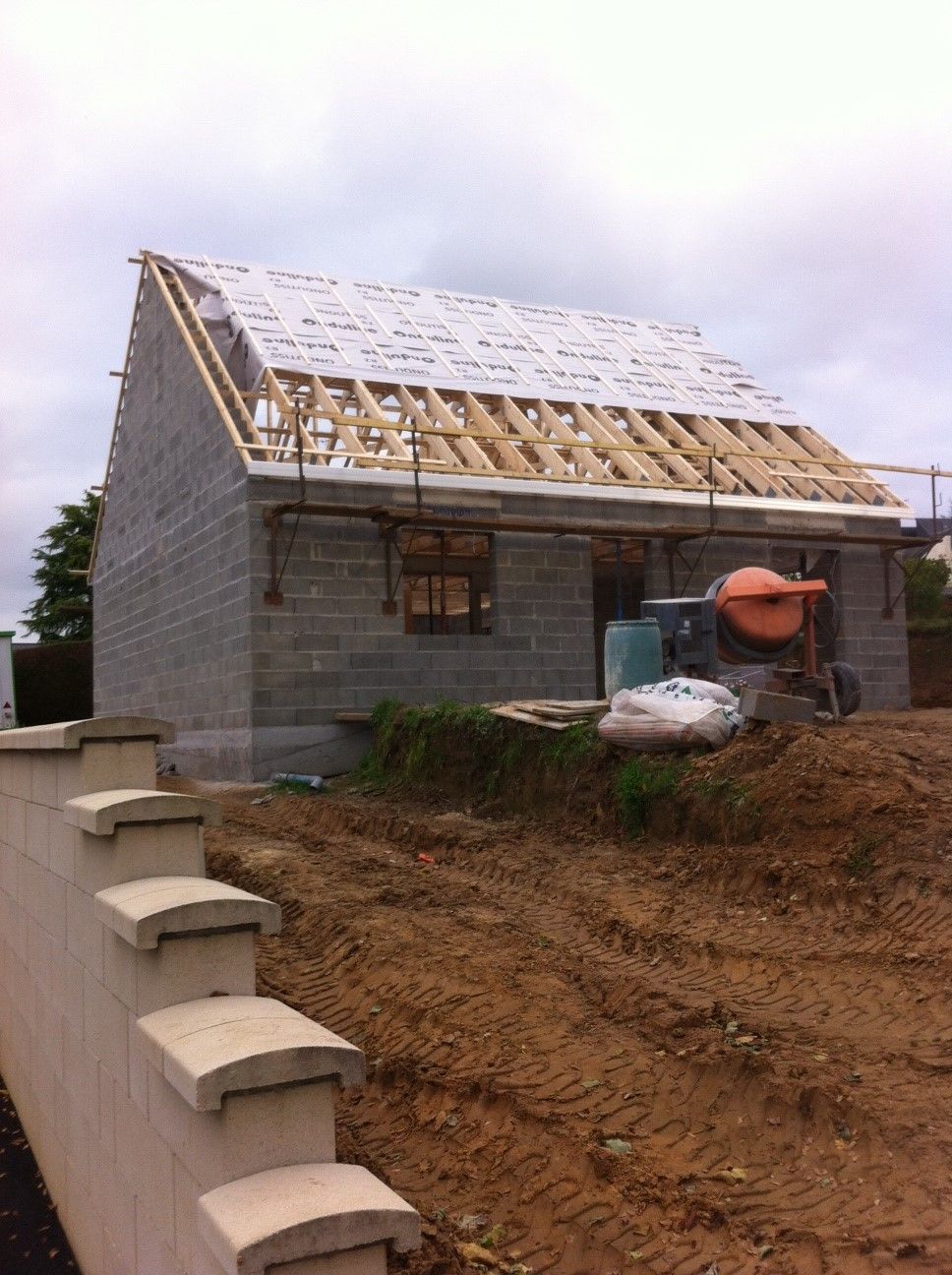 Pose d'une charpente sur une maison en construction
