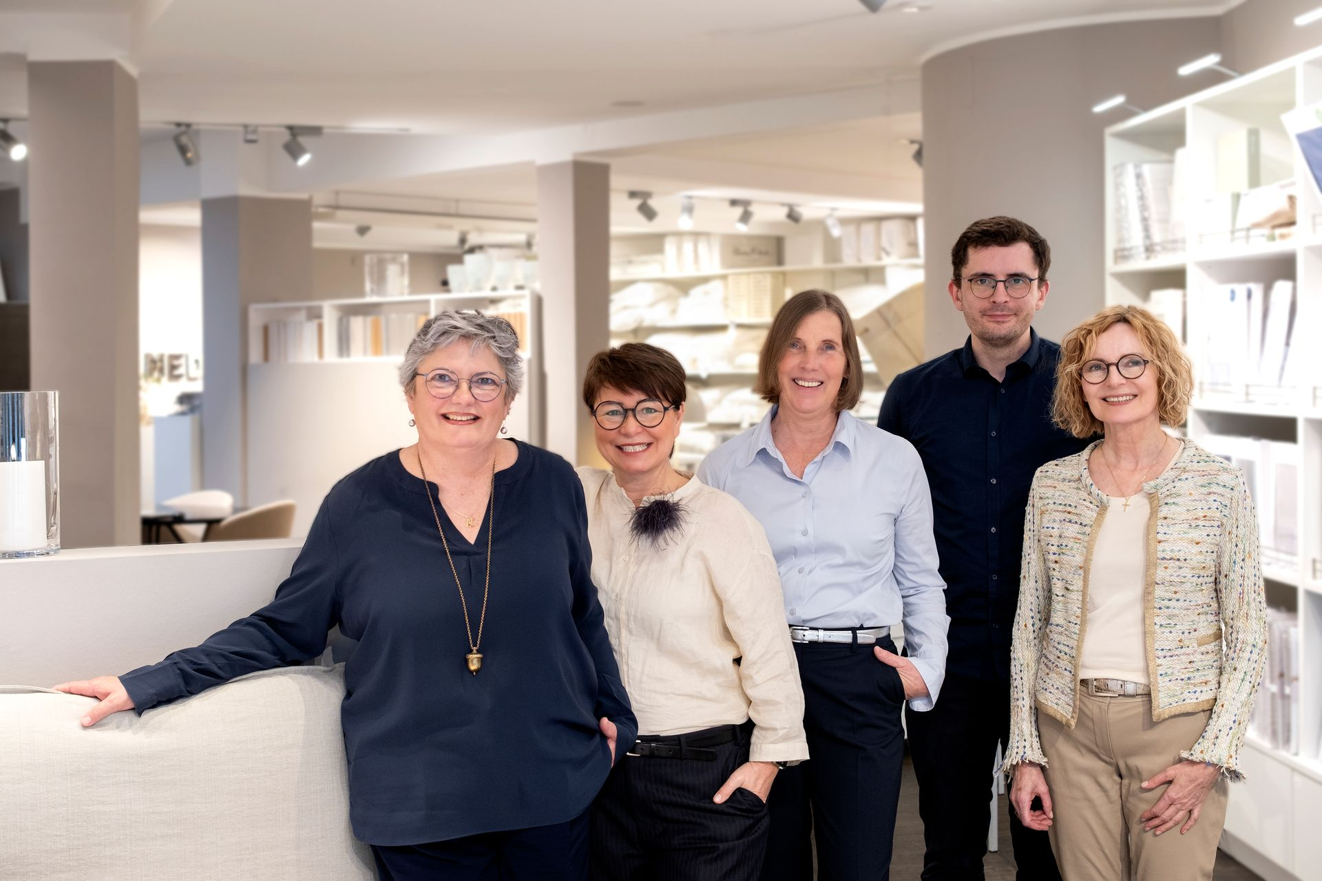 Das Team vom Medorma Bettenhaus steht im Geschäft und lächelt in die Kamera.