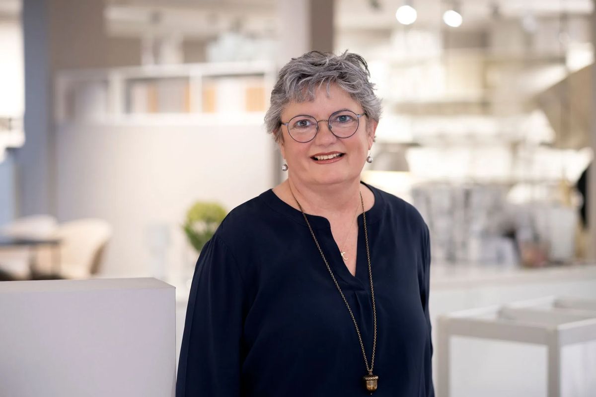 Claudia Lentzen, Inhaberin vom Medorma Bettenhaus, trägt eine dunkelblaue Bluse und lächelt in die Kamera.