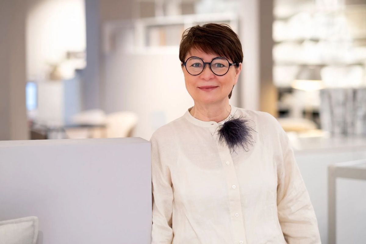 Nicole Schulze-Aissen, Mitarbeiterin vom Medorma Bettenhaus, trägt eine helle Bluse und lächelt in die Kamera.