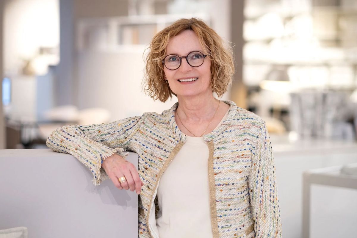 Susanne Fitz, Mitarbeiterin vom Medorma Bettenhaus, trägt eine Brille und lächelt in die Kamera.