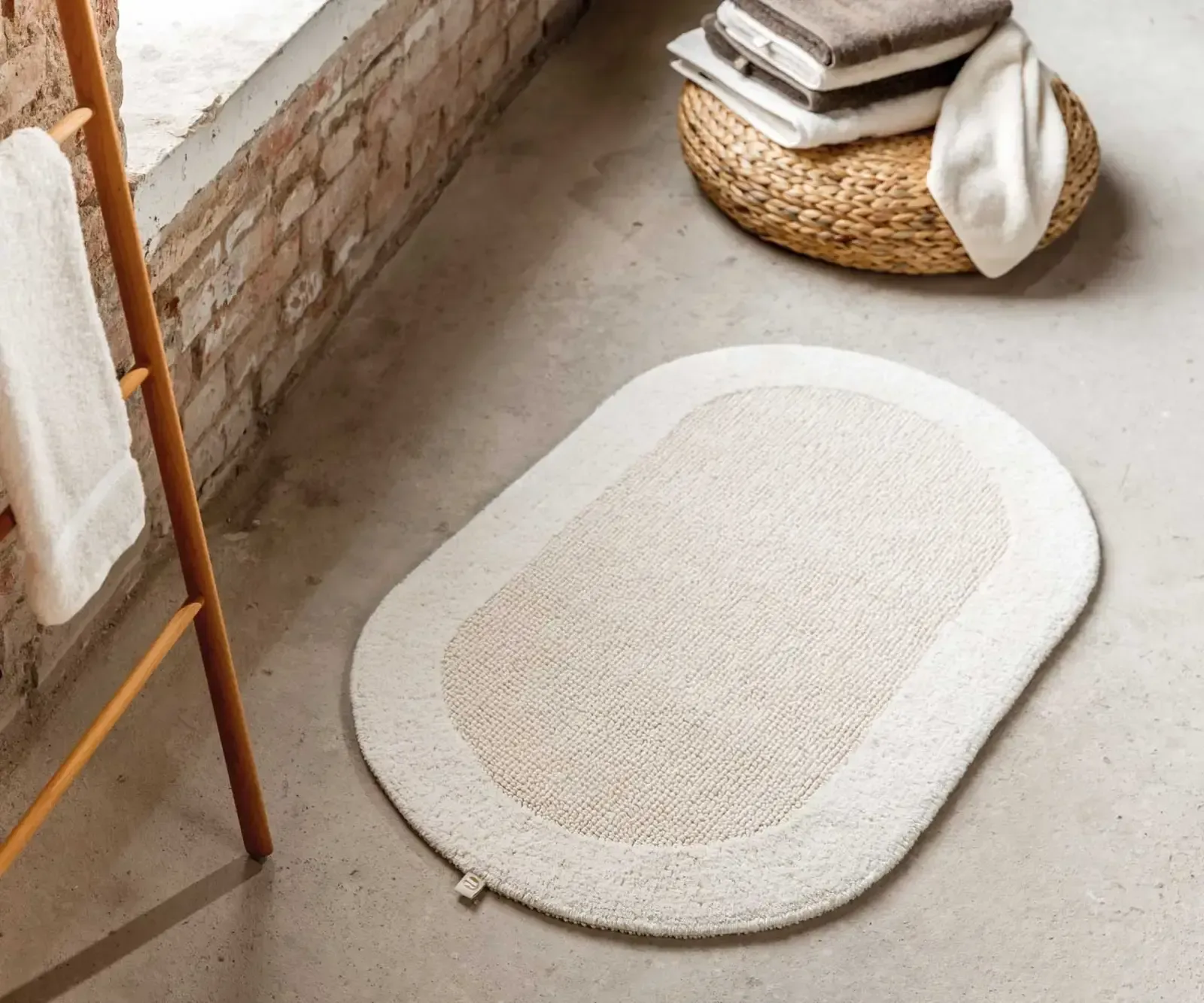 Ein Badezimmer mit einer Leiter und einem Teppich auf dem Boden