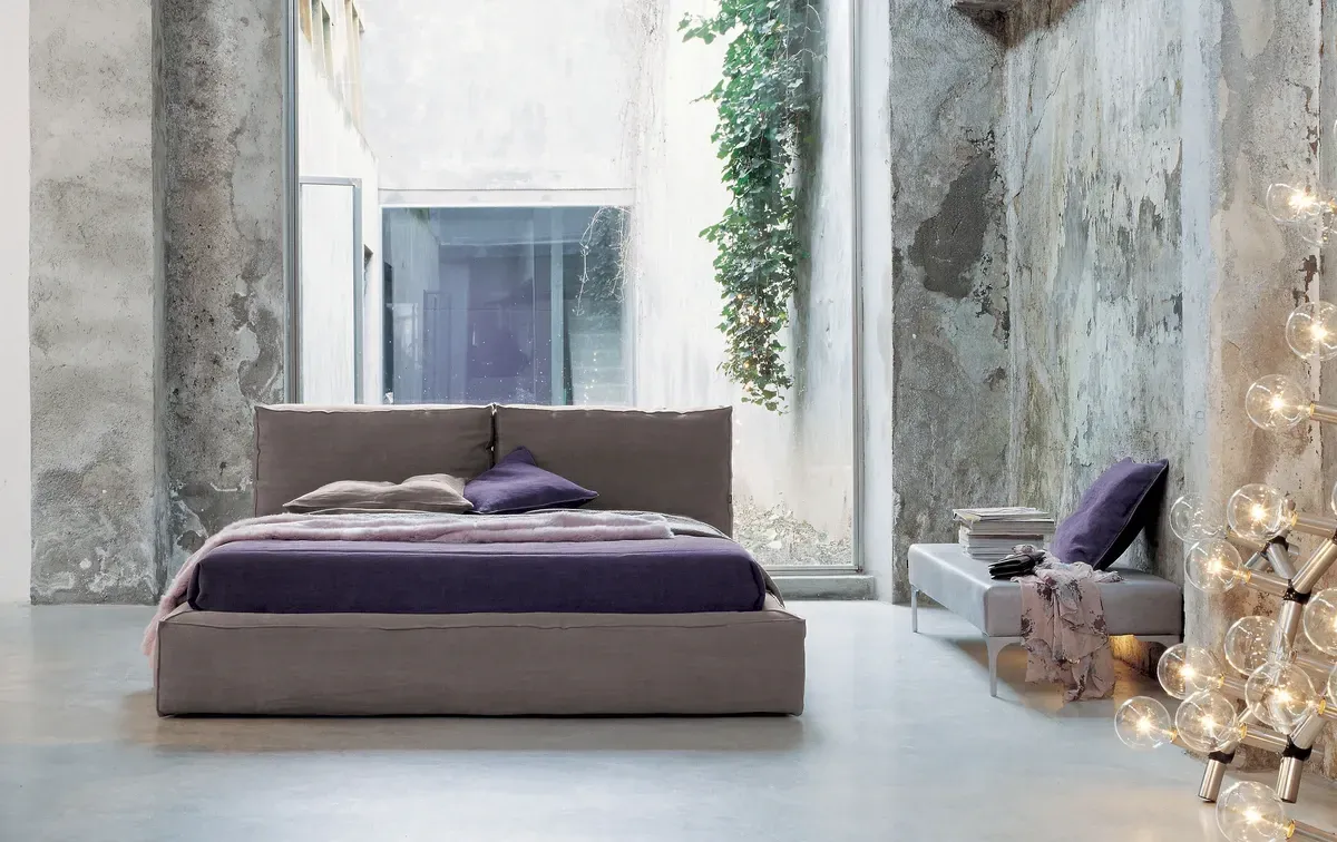 Ein Schlafzimmer mit einem Bett und einem Weihnachtsbaum