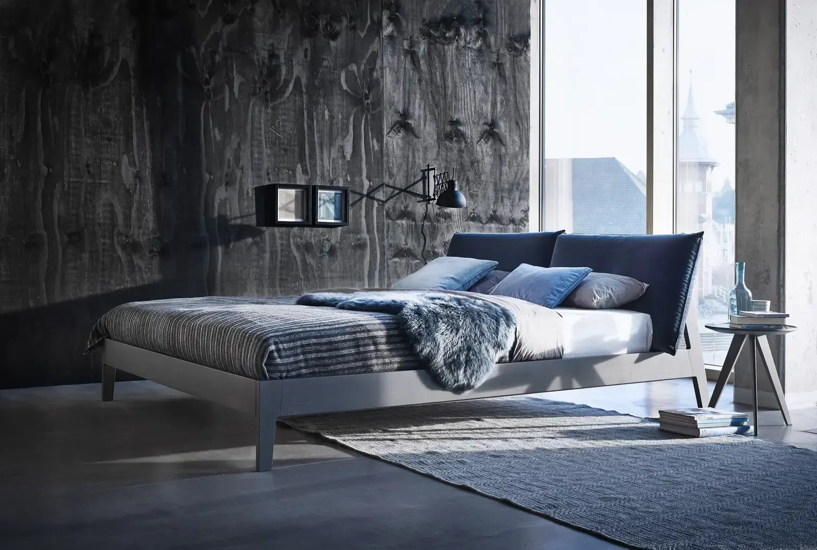 Ein Schlafzimmer mit großem Bett und großem Fenster