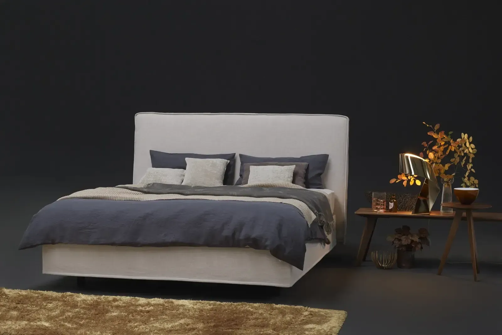 Ein Schlafzimmer mit Bett, Nachttisch und Teppich.