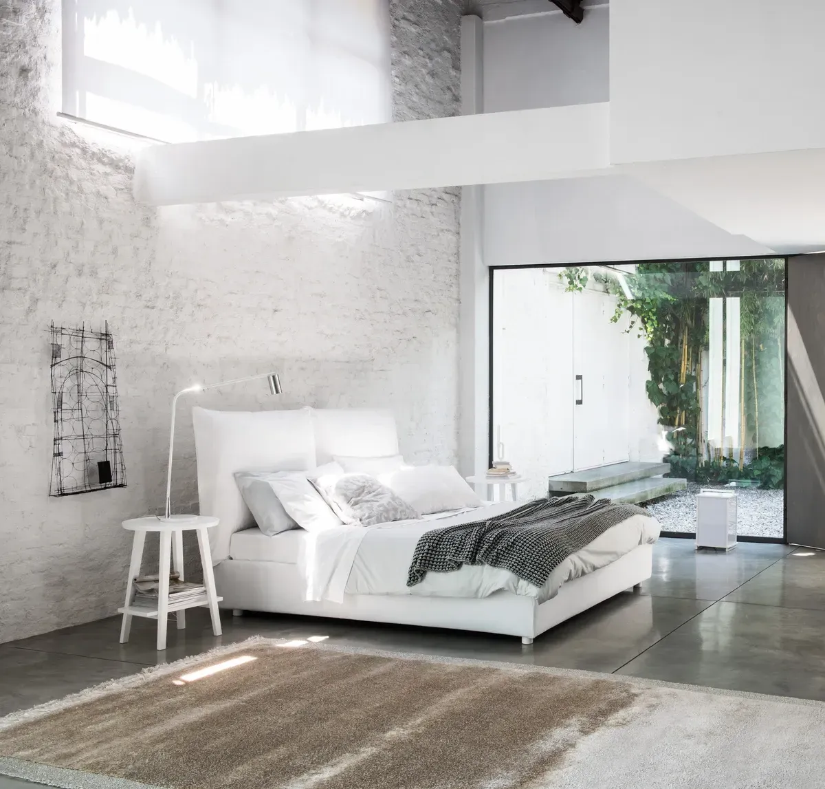 Ein Schlafzimmer mit einem großen Bett und einem Teppich