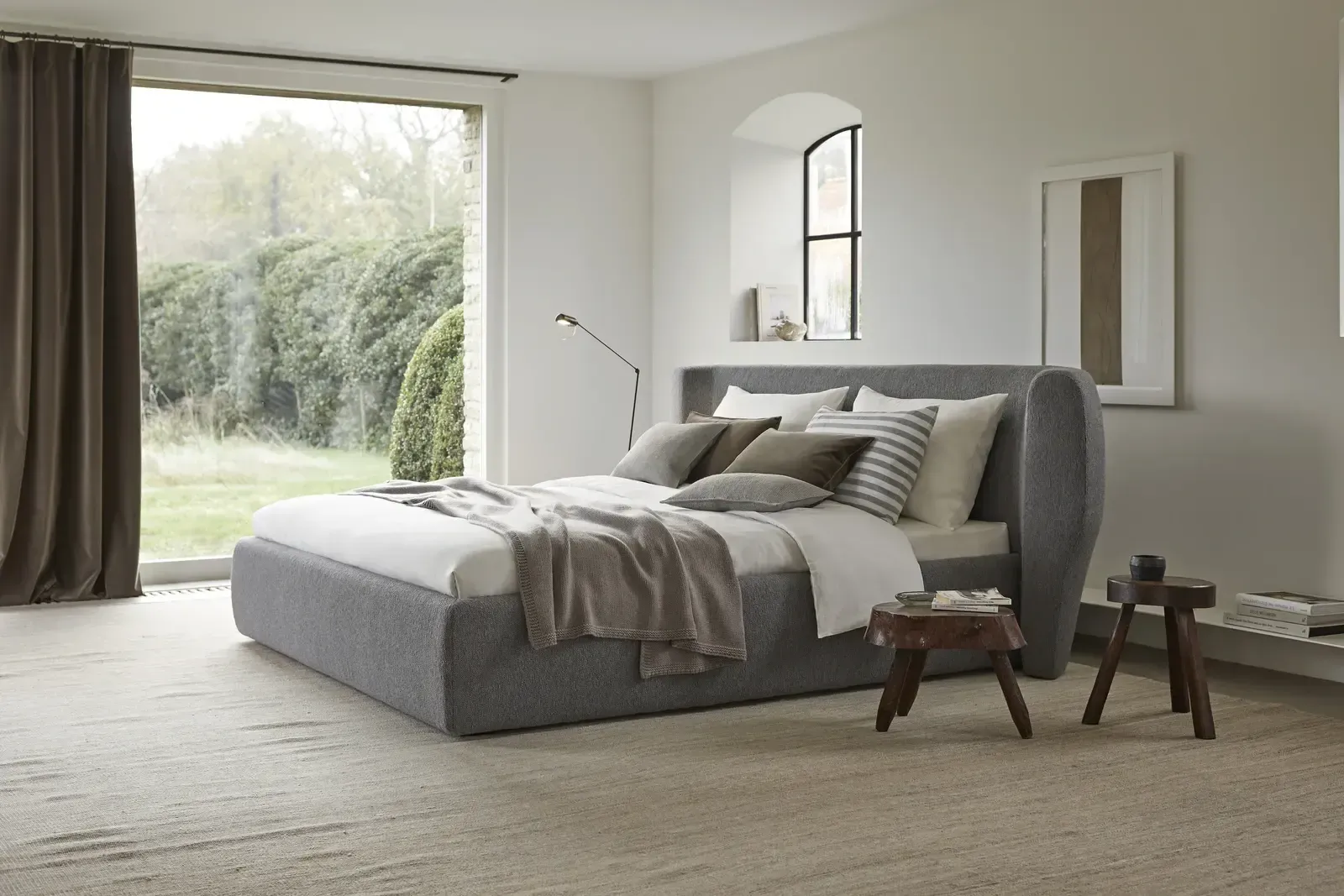 Ein Schlafzimmer mit großem Bett und Fenster