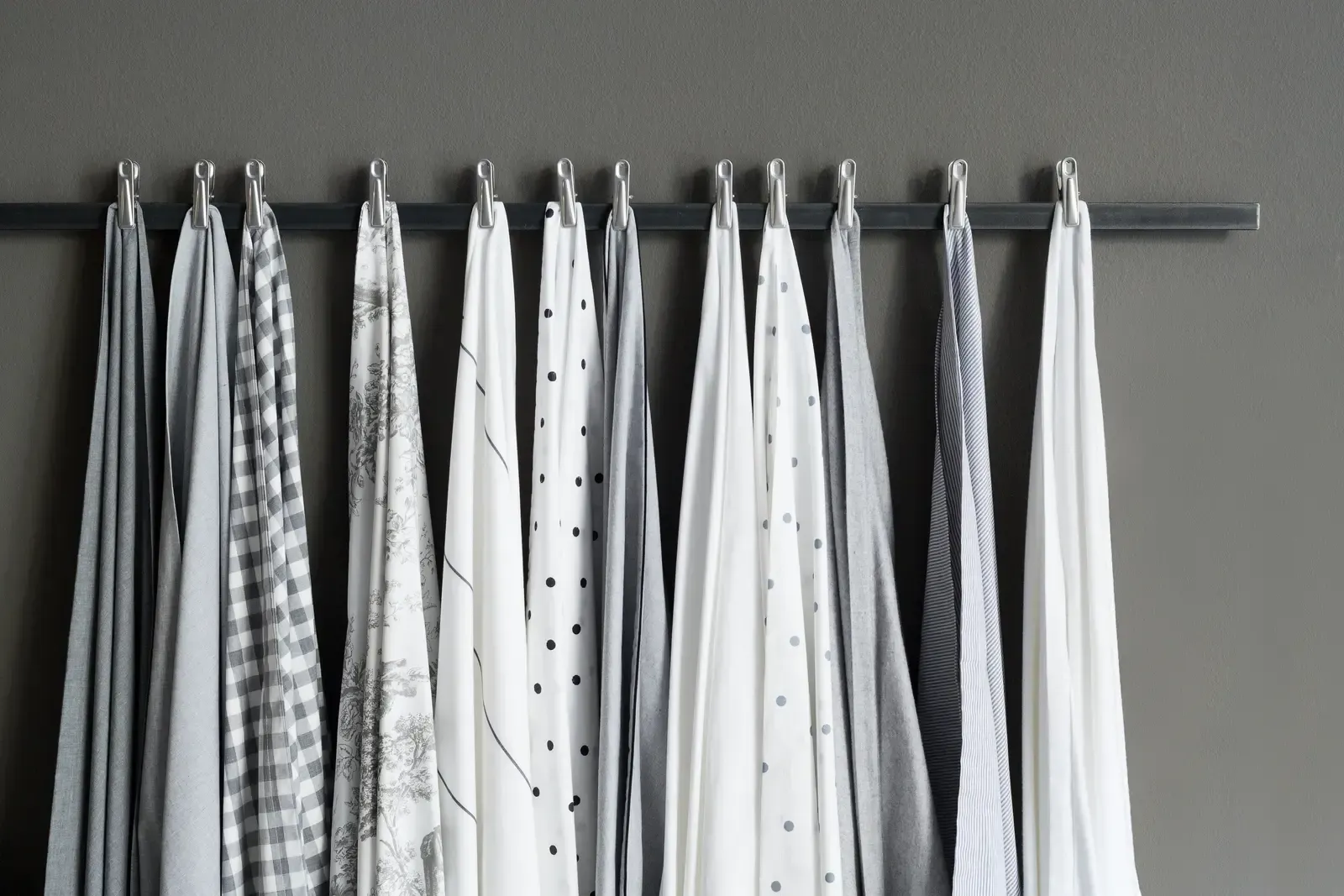 Ein Bündel Handtücher hängt an einem Gestell an der Wand