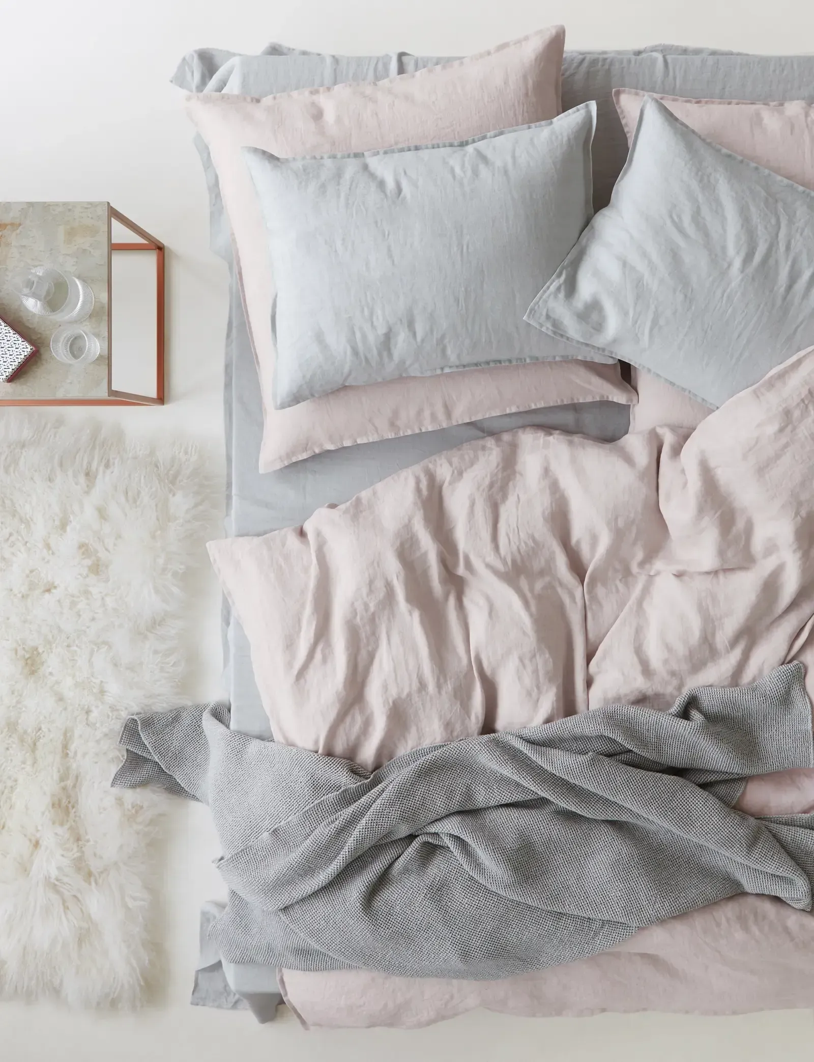 Ein Bett mit einer Decke und Kissen darauf