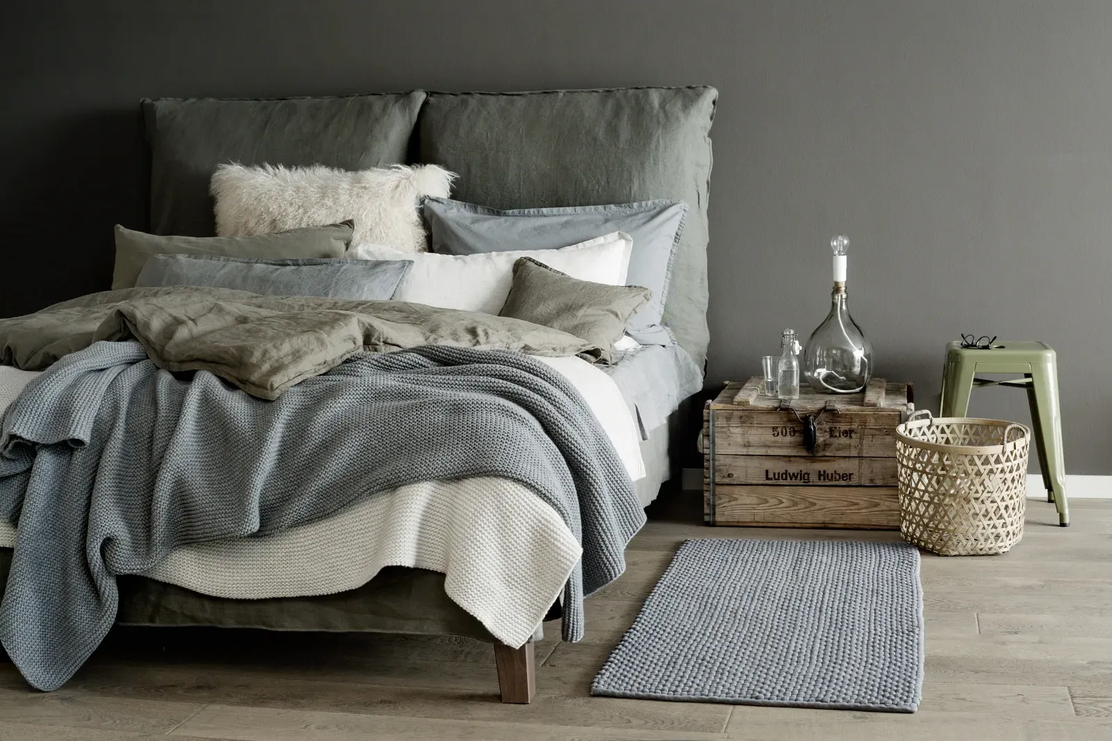 Ein Schlafzimmer mit einem Bett mit Decken und Kissen