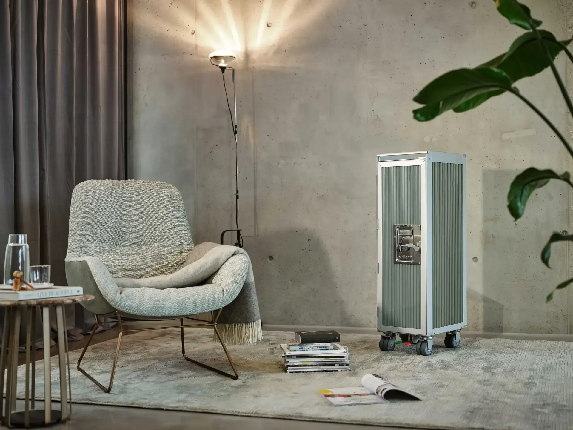 Ein Wohnzimmer mit Stuhl, Tisch, Lampe und Aktentasche.