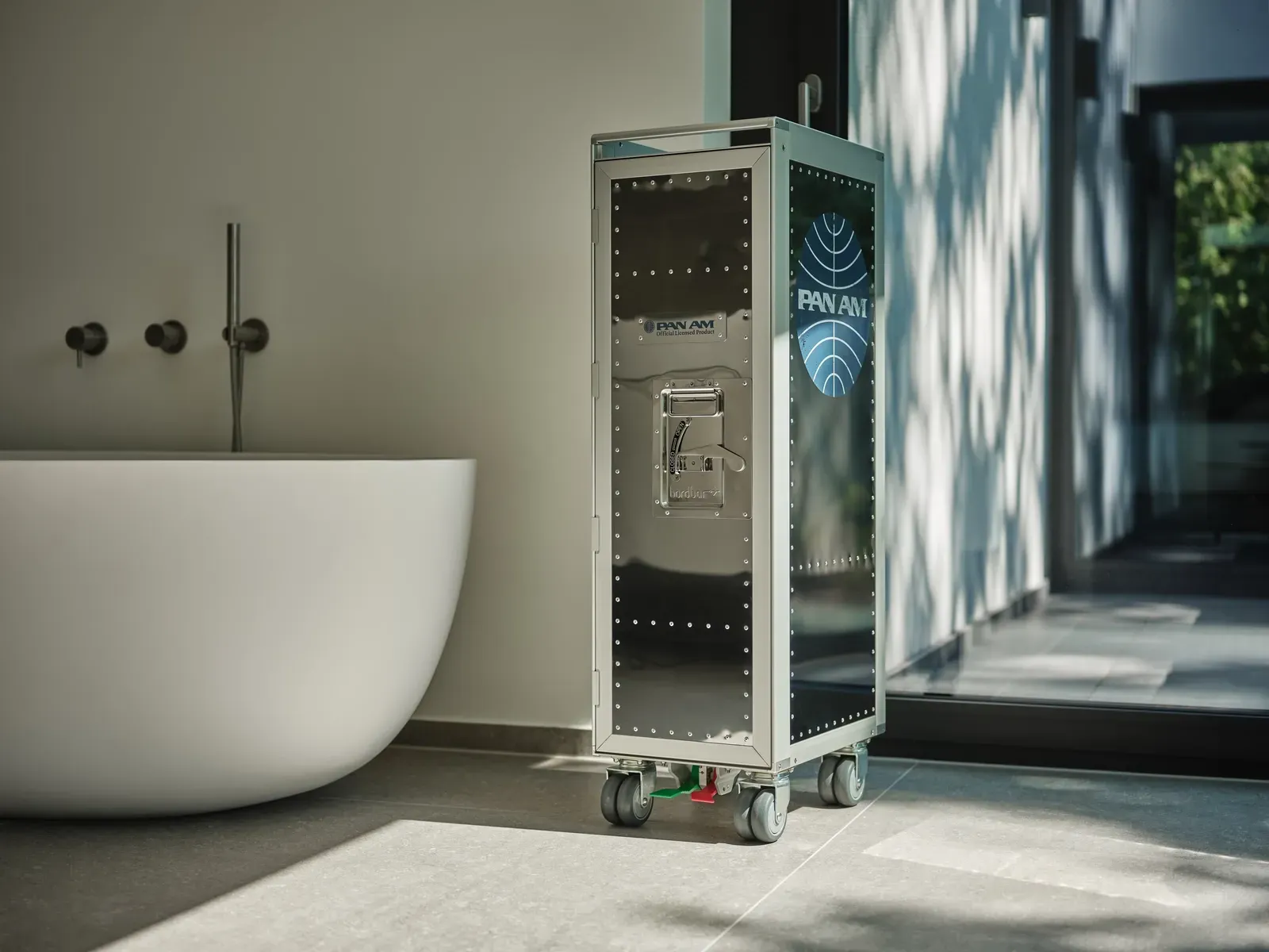 In einem Badezimmer steht ein Wagen neben einer Badewanne.