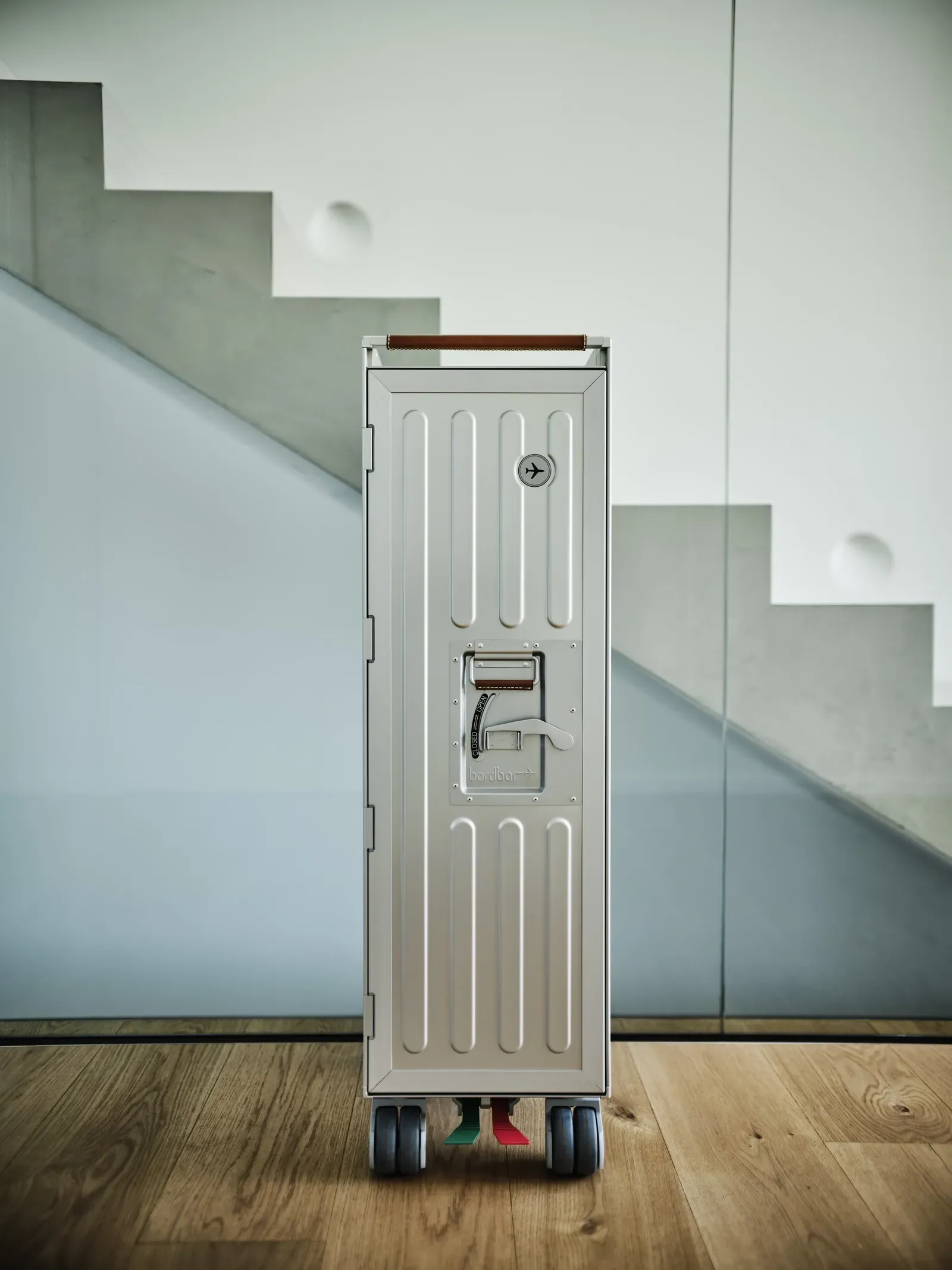 Ein Wagen steht auf einem Holzboden neben einer Treppe