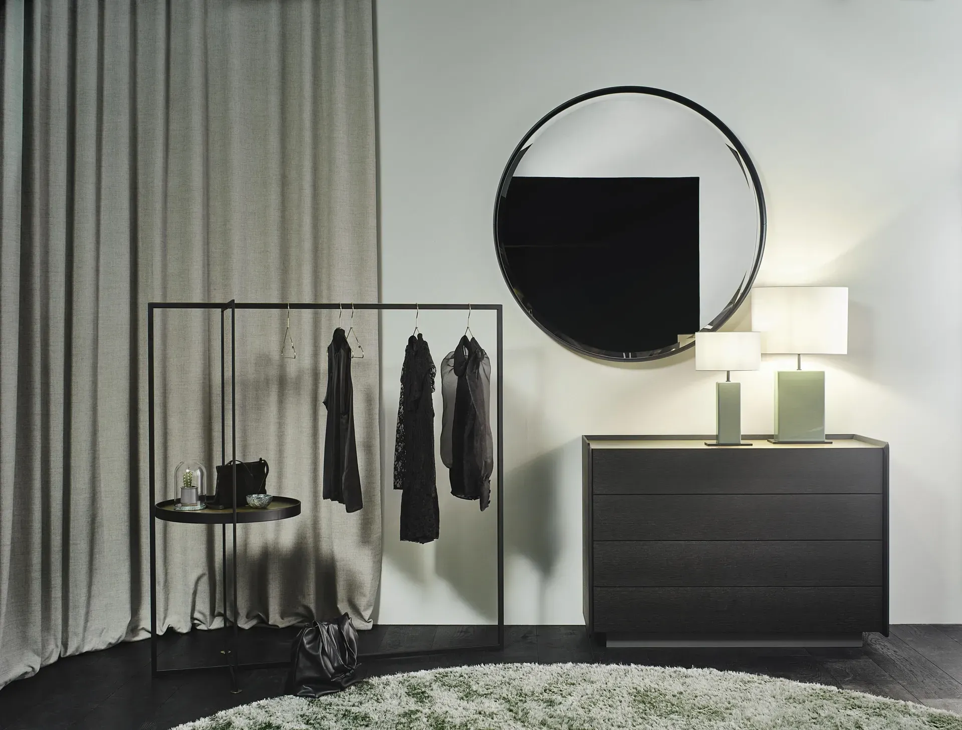 Ein Schlafzimmer mit einer Kommode, einem Spiegel und einem Kleiderständer