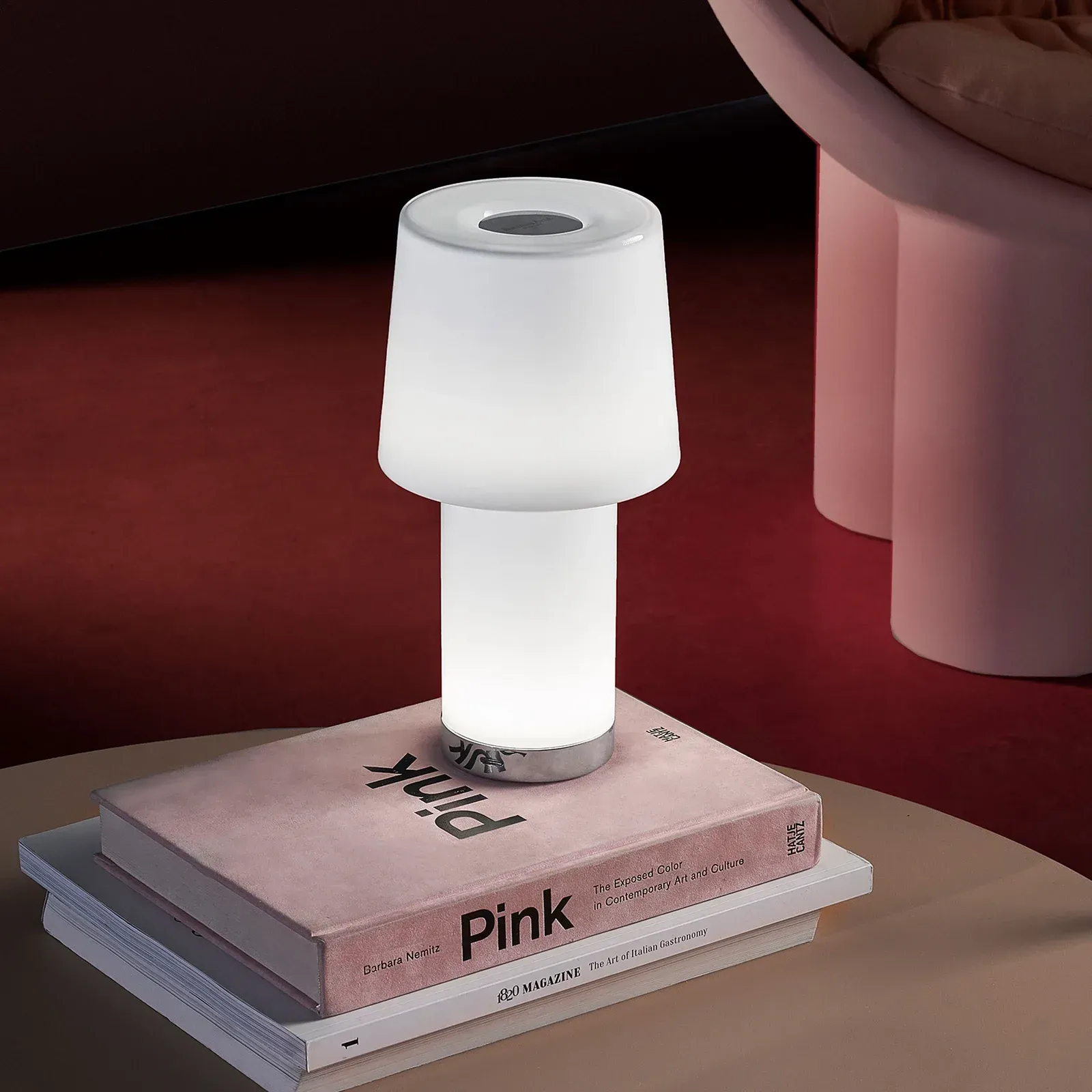 Eine Lampe steht auf einem rosa Buch