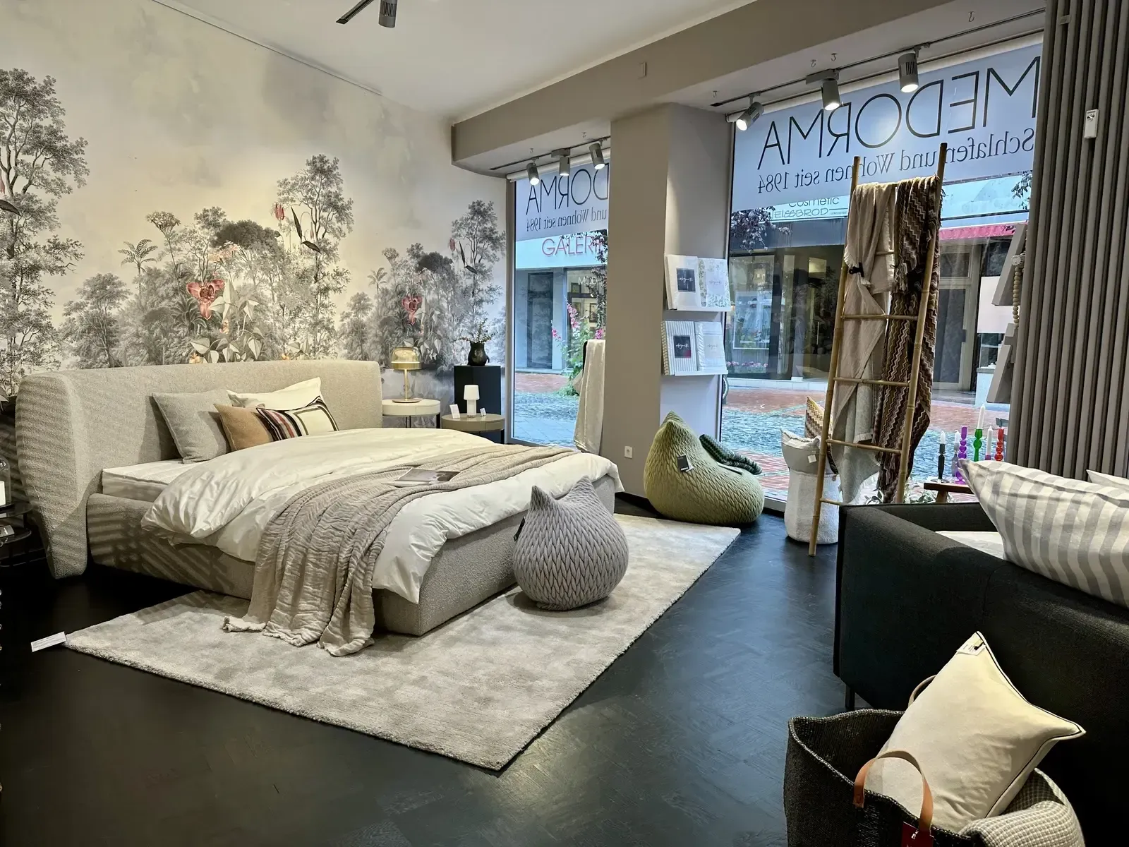 In der Mitte des Zimmers steht ein großes Bett.