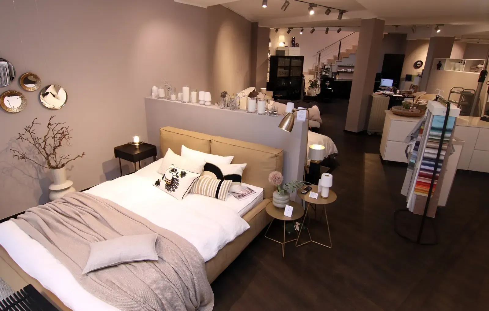 Ein Schlafzimmer mit einem Bett und Tischen darin