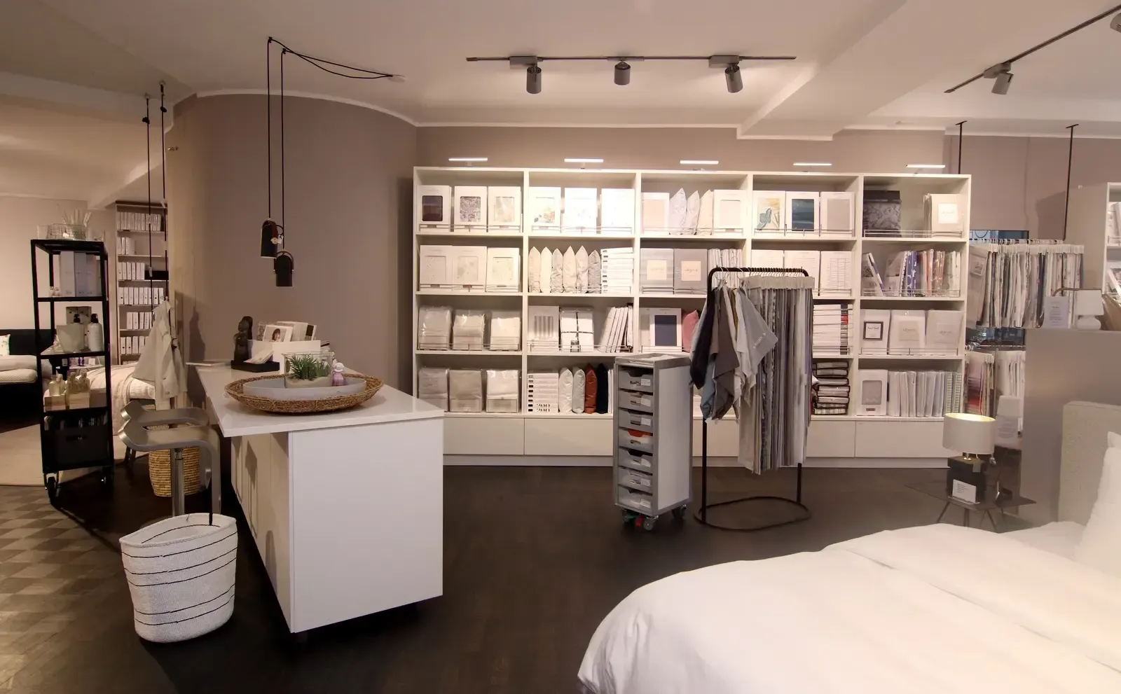 Ein Schlafzimmer mit Bett und vielen Regalen