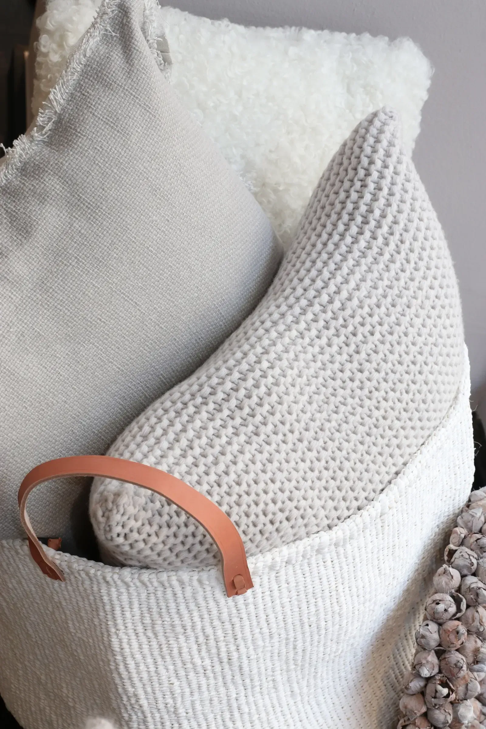 Ein weißer Korb gefüllt mit einem Kissen und einer Decke.