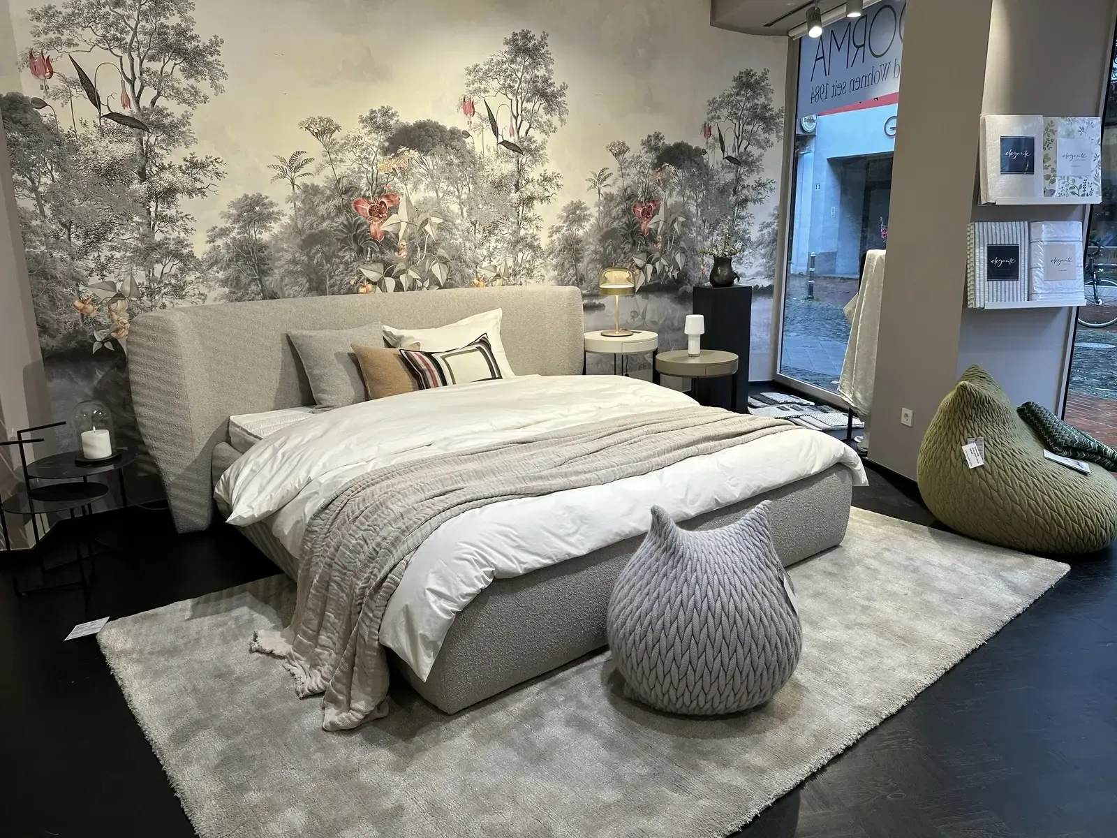 Ein Schlafzimmer mit einem großen Bett und einem Teppich.