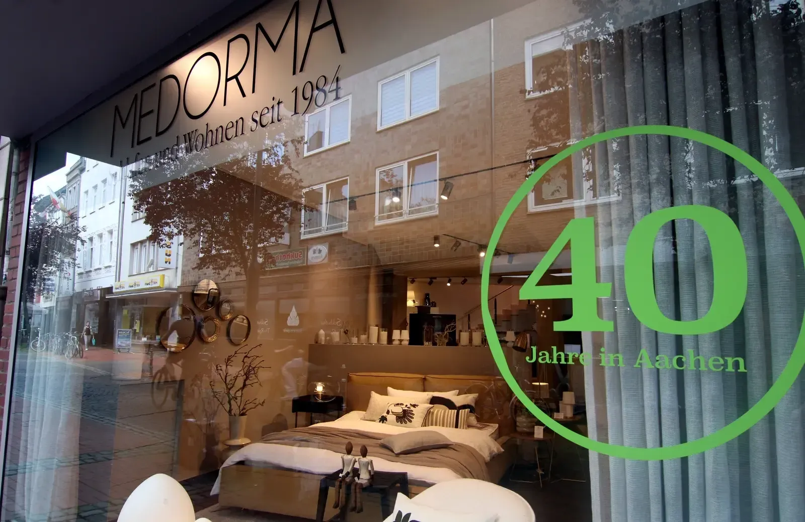 Ein Schaufenster mit 40 Jahre in Aachen darauf