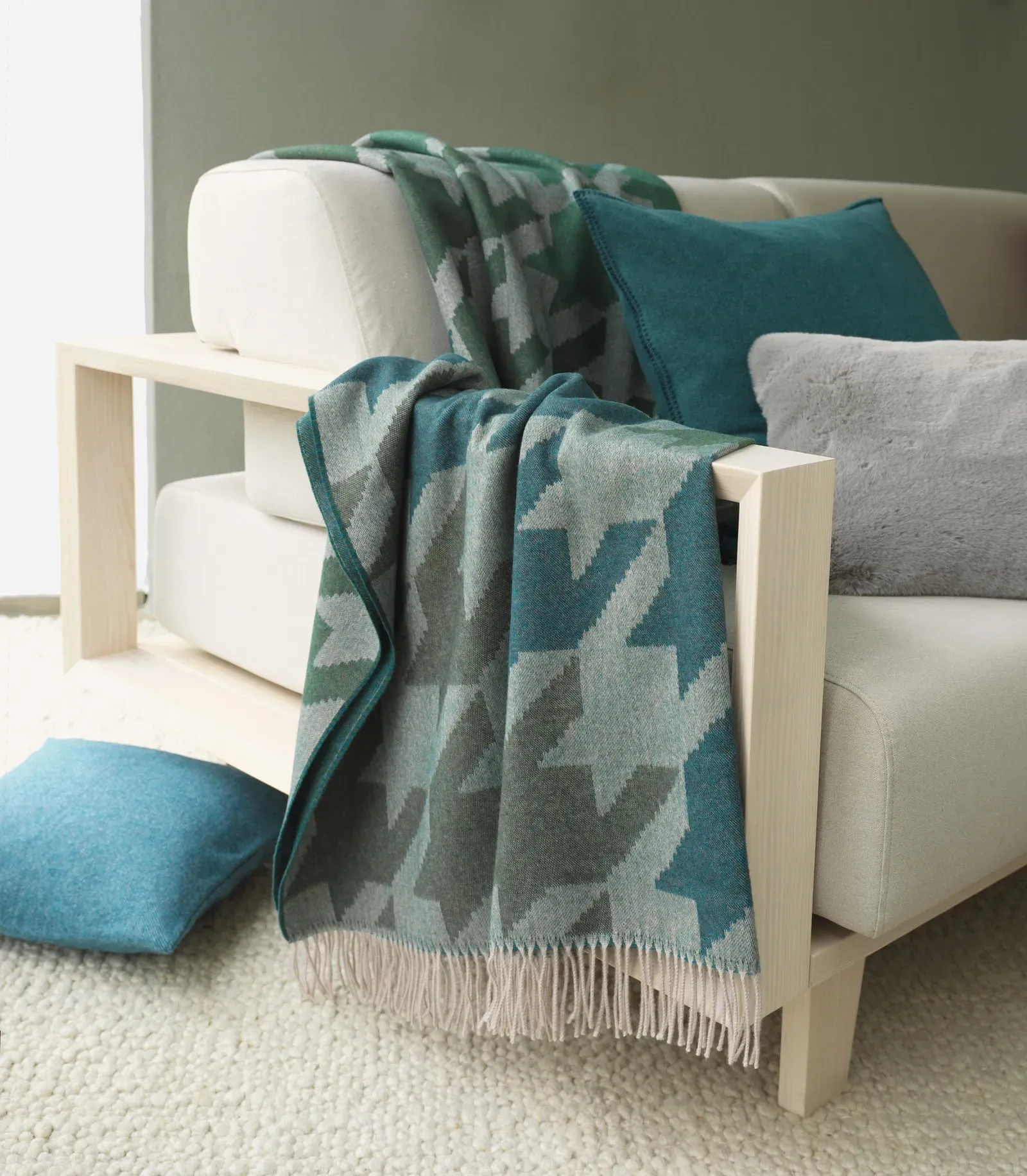 Eine Couch mit einer Decke und Kissen darauf