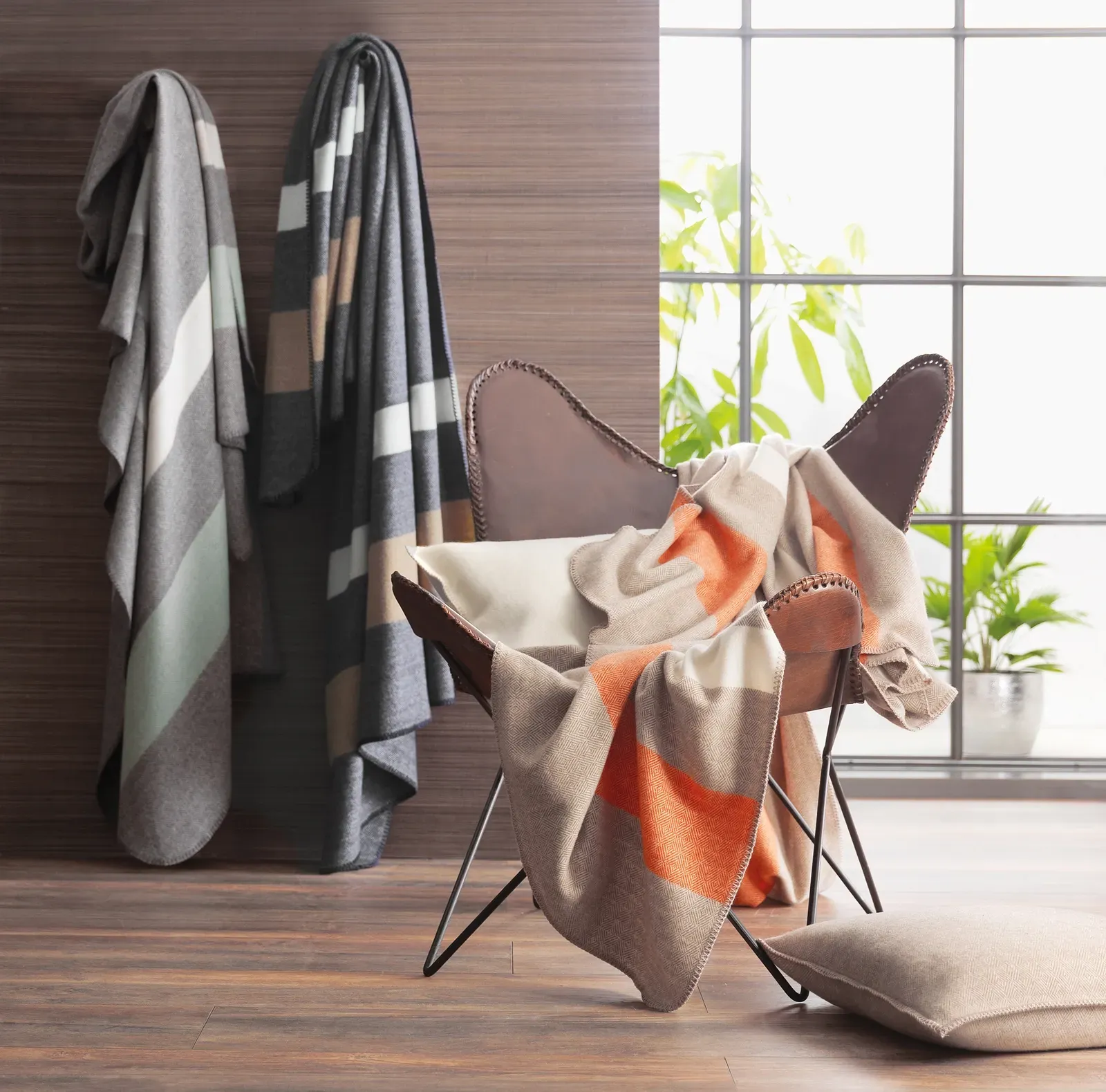 Ein Raum mit einem Stuhl, der mit Decken und Kissen bedeckt ist