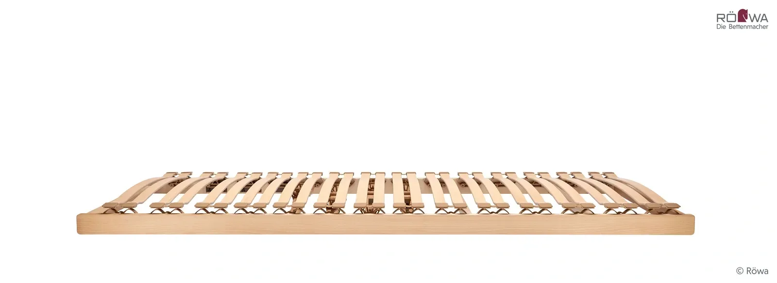 Eine hölzerne Matratzenlatte auf weißem Hintergrund.