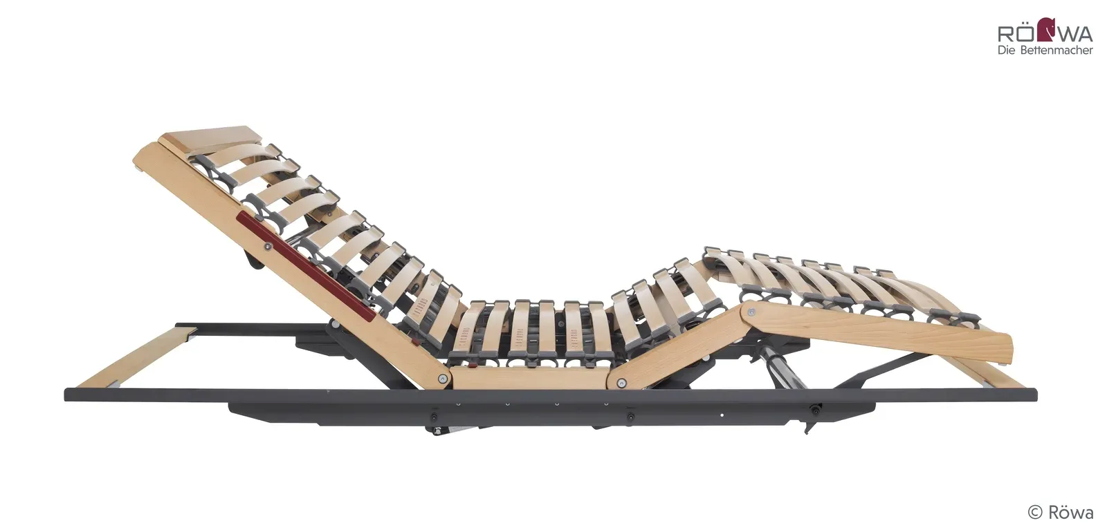 Ein verstellbarer Bettrahmen mit Holzlatten auf weißem Hintergrund.