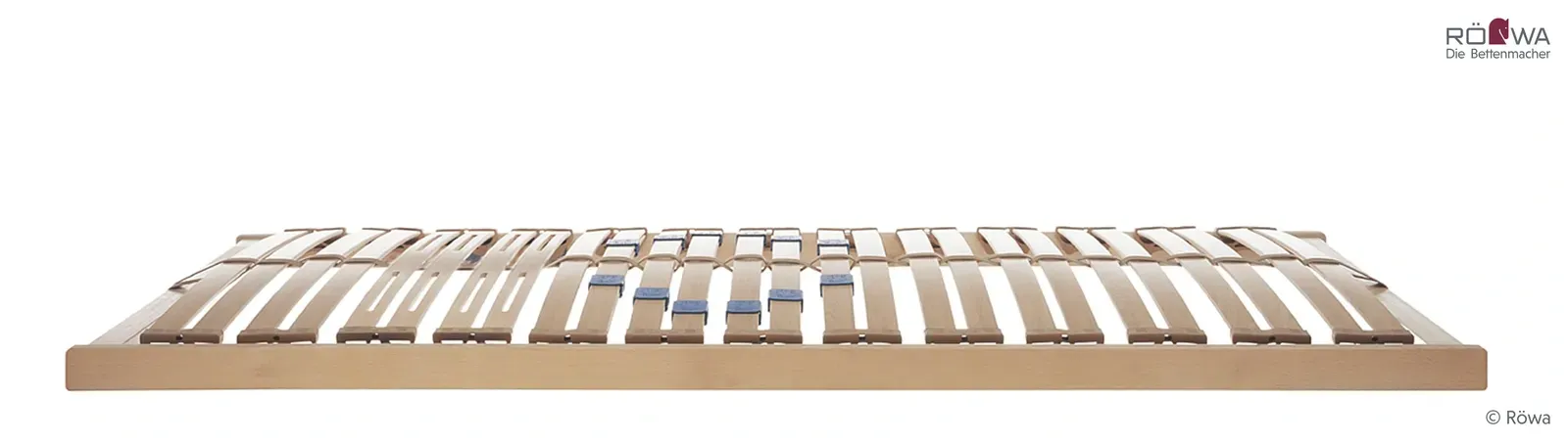 Eine hölzerne Matratzenlatte mit einem weißen Hintergrund