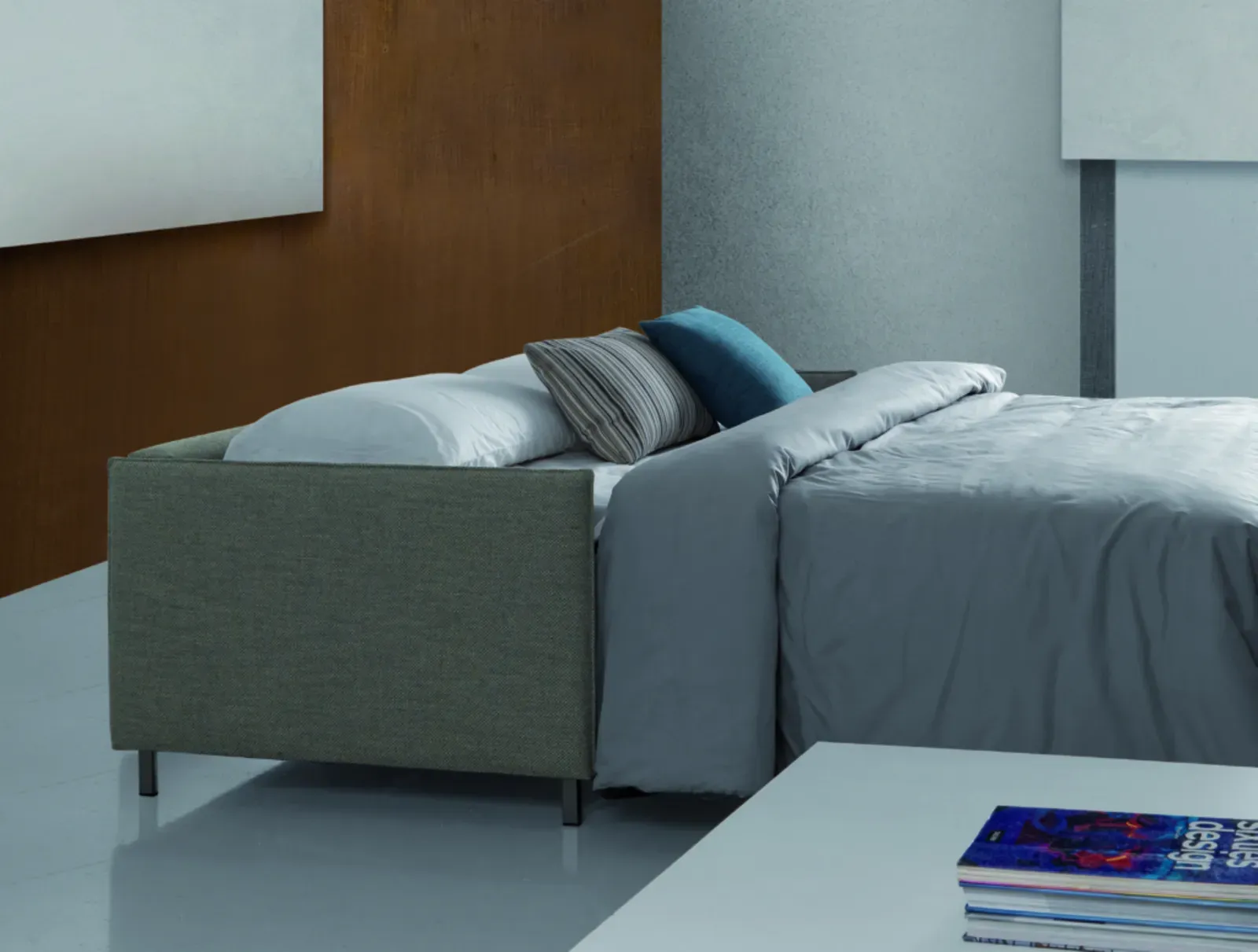 Eine Couch, die in ein Bett umgewandelt wurde