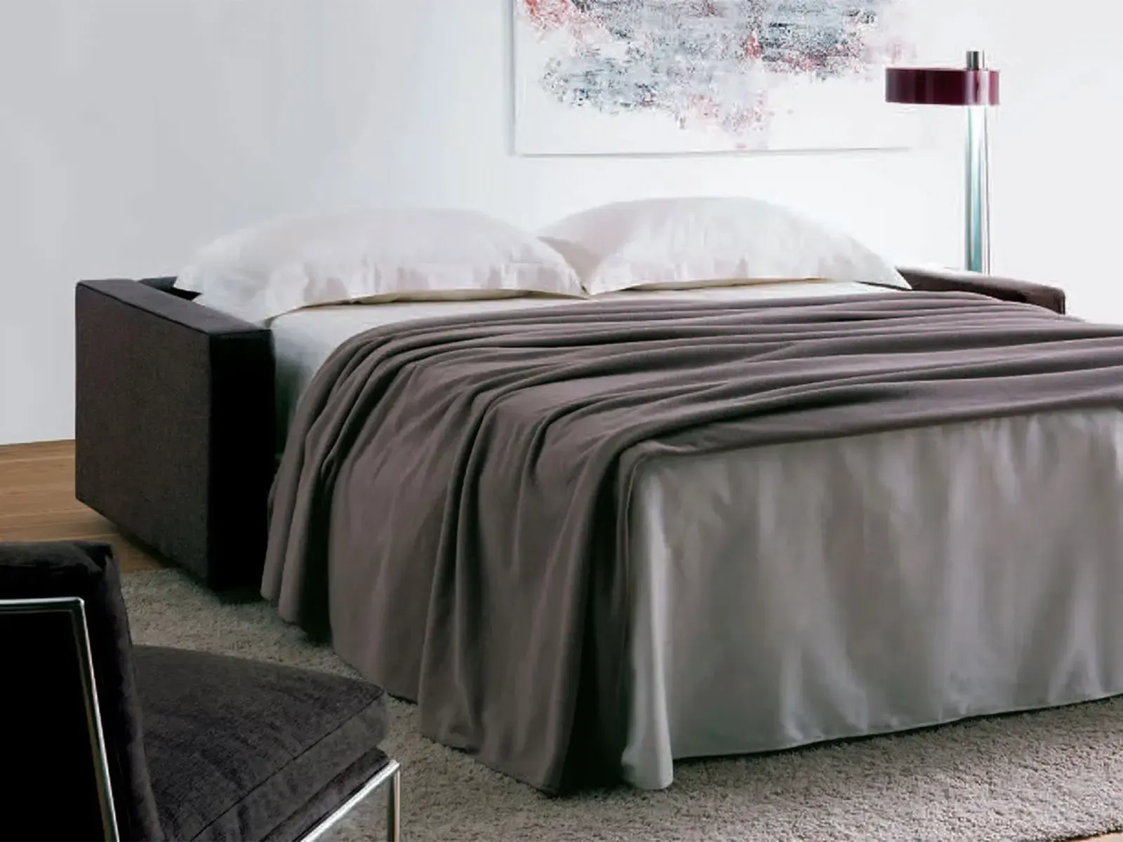 Eine Couch, die in ein Bett umgewandelt wurde