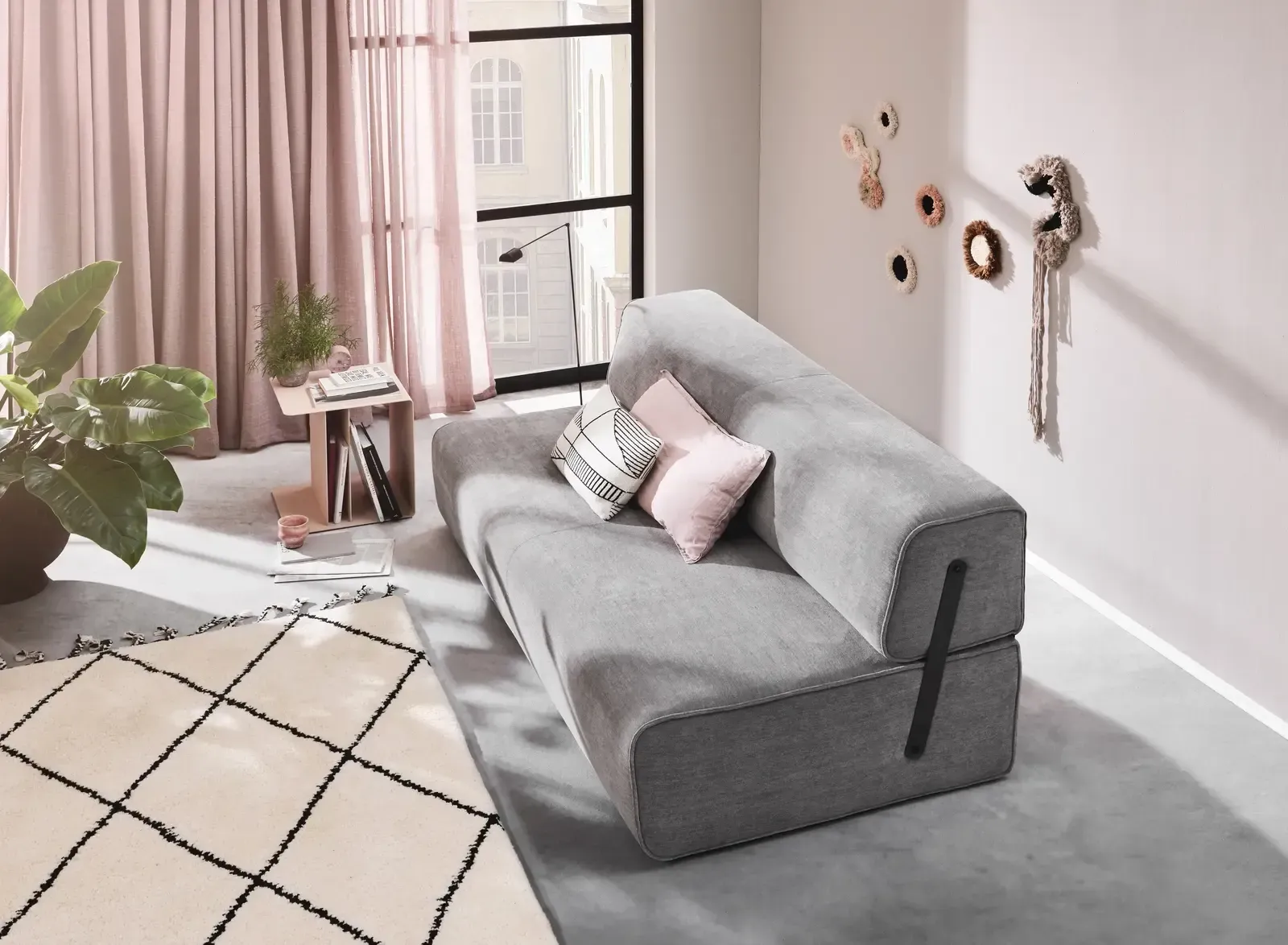 Ein Wohnzimmer mit einer Couch und einem Teppich