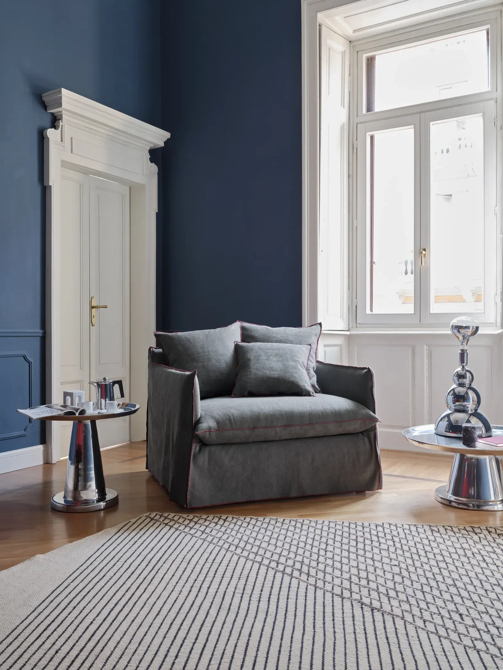 Ein Wohnzimmer mit Stuhl, Tisch und Teppich.