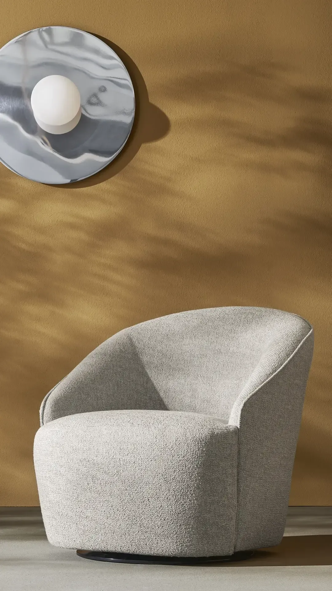 Vor einer Wand steht ein Stuhl mit einem Spiegel darauf.