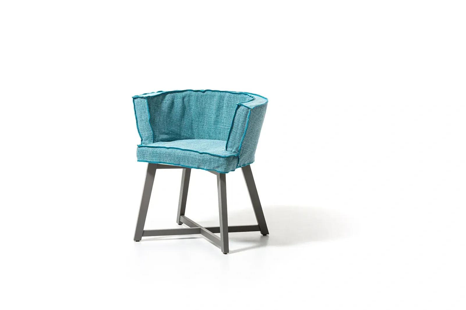 Ein blauer Sessel mit Holzbeinen auf weißem Hintergrund.