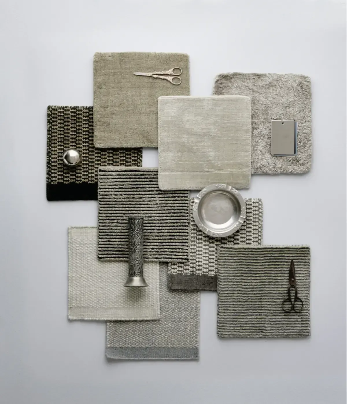 Eine Collage aus verschiedenen Gegenständen, darunter eine Schere