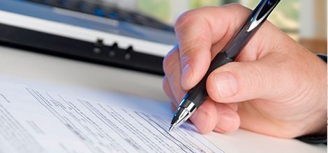 Carlos García Melón Notario persona firmando