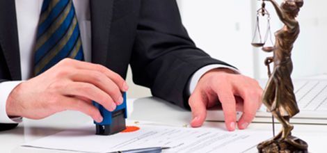 Carlos García Melón Notario persona colocando sello