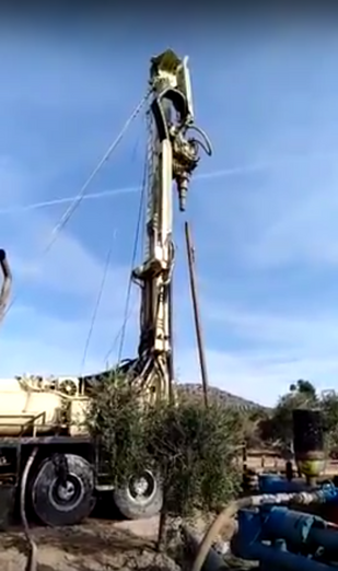 Se está utilizando una grúa grande para perforar un agujero en el suelo.