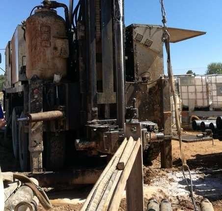 Un hombre está parado al lado de una máquina que tiene escrito