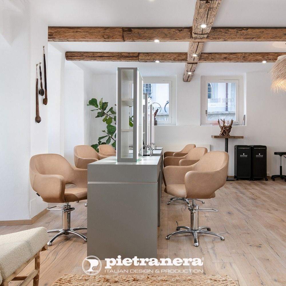 Un salón con un cartel que dice pietranera.