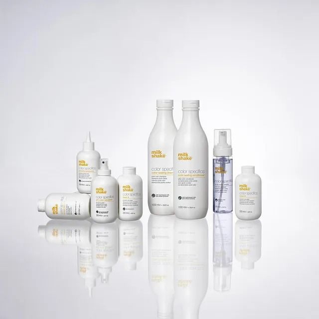 Varias botellas de batidos de leche están alineadas sobre una mesa.