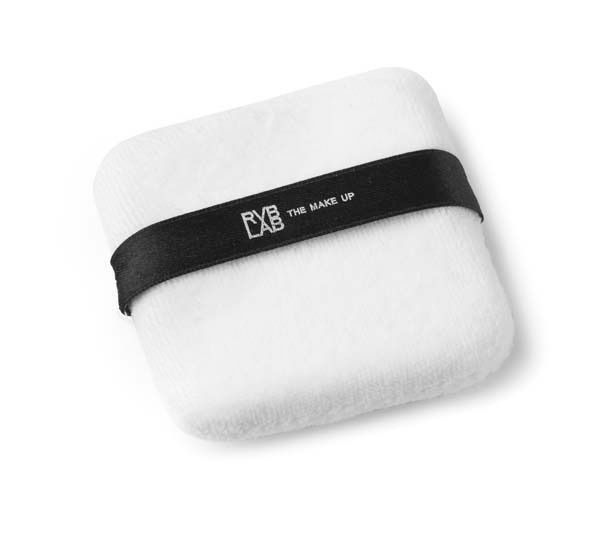 Una borla blanca con una cinta negra alrededor