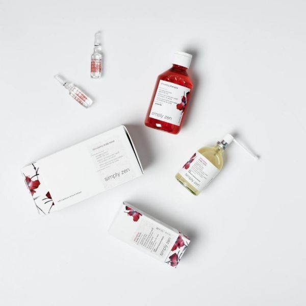 Varias botellas de productos Simply Skin están sobre una mesa.