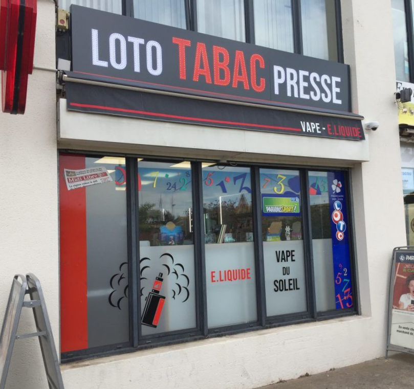 La façade d'un tabac presse avec vitrophanie
